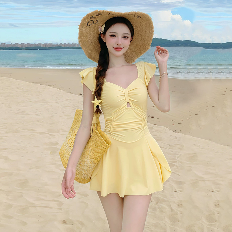 Costum de baie întreg cu stil fustă, conservator, cu cupă pentru bust; țesătură Milk Silk, poliester 94%, căptușeală poliester 96%, mâneci scurte