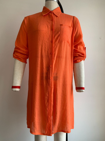 Bluza za plažu s UV zaštitom — pamukasto-sintetička mješavina (80–90% pamuka, 70–80% poliestera), opušten kroj, srednja duljina, dugi rukavi, kopčanje na jedan red