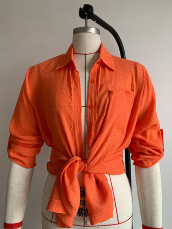 Bluza za plažu s UV zaštitom — pamukasto-sintetička mješavina (80–90% pamuka, 70–80% poliestera), opušten kroj, srednja duljina, dugi rukavi, kopčanje na jedan red