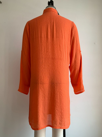 Bluza za plažu s UV zaštitom — pamukasto-sintetička mješavina (80–90% pamuka, 70–80% poliestera), opušten kroj, srednja duljina, dugi rukavi, kopčanje na jedan red