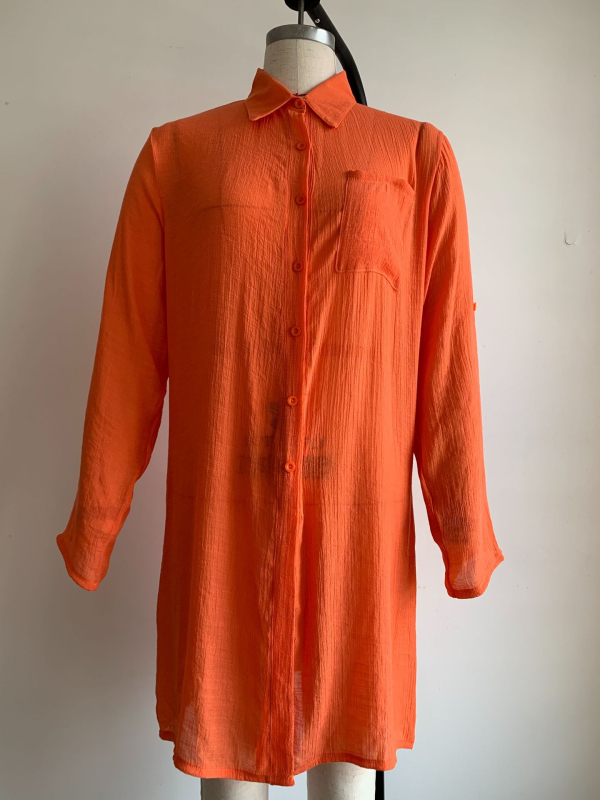 Bluza za plažu s UV zaštitom — pamukasto-sintetička mješavina (80–90% pamuka, 70–80% poliestera), opušten kroj, srednja duljina, dugi rukavi, kopčanje na jedan red