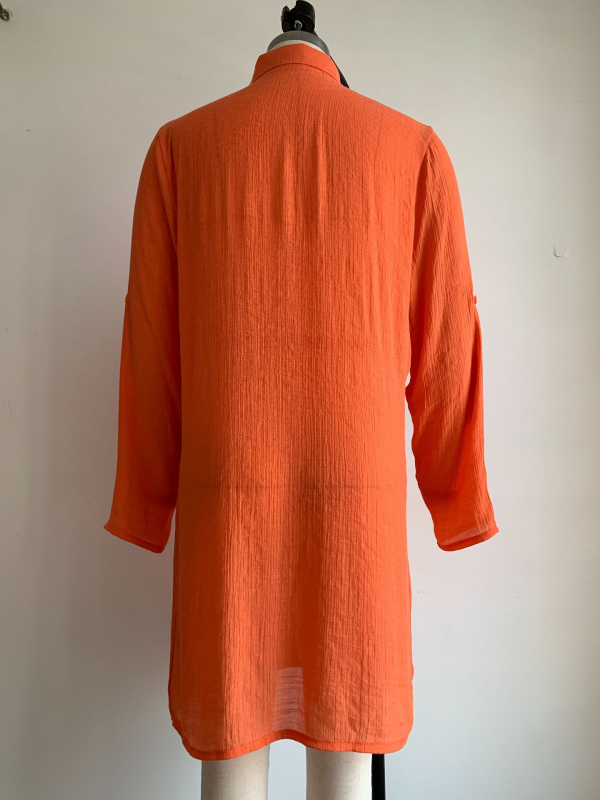 Bluza za plažu s UV zaštitom — pamukasto-sintetička mješavina (80–90% pamuka, 70–80% poliestera), opušten kroj, srednja duljina, dugi rukavi, kopčanje na jedan red