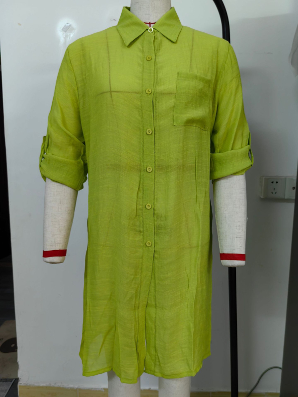 Bluza za plažu s UV zaštitom — pamukasto-sintetička mješavina (80–90% pamuka, 70–80% poliestera), opušten kroj, srednja duljina, dugi rukavi, kopčanje na jedan red