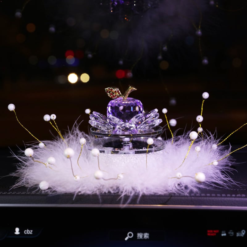 Αυτοκινητική διακόσμηση με ηλιακή τροφοδοσία: περιστρεφόμενο κρύσταλλο μήλο και δοχείο αρώματος σε σχέδιο λωτού για κεντρική κονσόλα