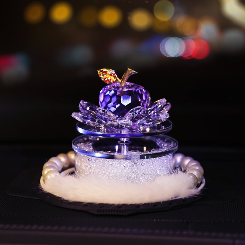 Αυτοκινητική διακόσμηση με ηλιακή τροφοδοσία: περιστρεφόμενο κρύσταλλο μήλο και δοχείο αρώματος σε σχέδιο λωτού για κεντρική κονσόλα