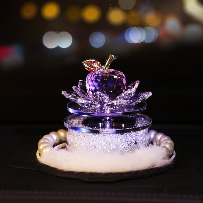 Αυτοκινητική διακόσμηση με ηλιακή τροφοδοσία: περιστρεφόμενο κρύσταλλο μήλο και δοχείο αρώματος σε σχέδιο λωτού για κεντρική κονσόλα