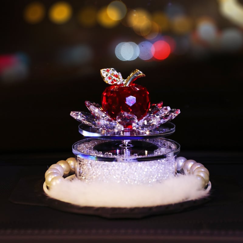 Αυτοκινητική διακόσμηση με ηλιακή τροφοδοσία: περιστρεφόμενο κρύσταλλο μήλο και δοχείο αρώματος σε σχέδιο λωτού για κεντρική κονσόλα