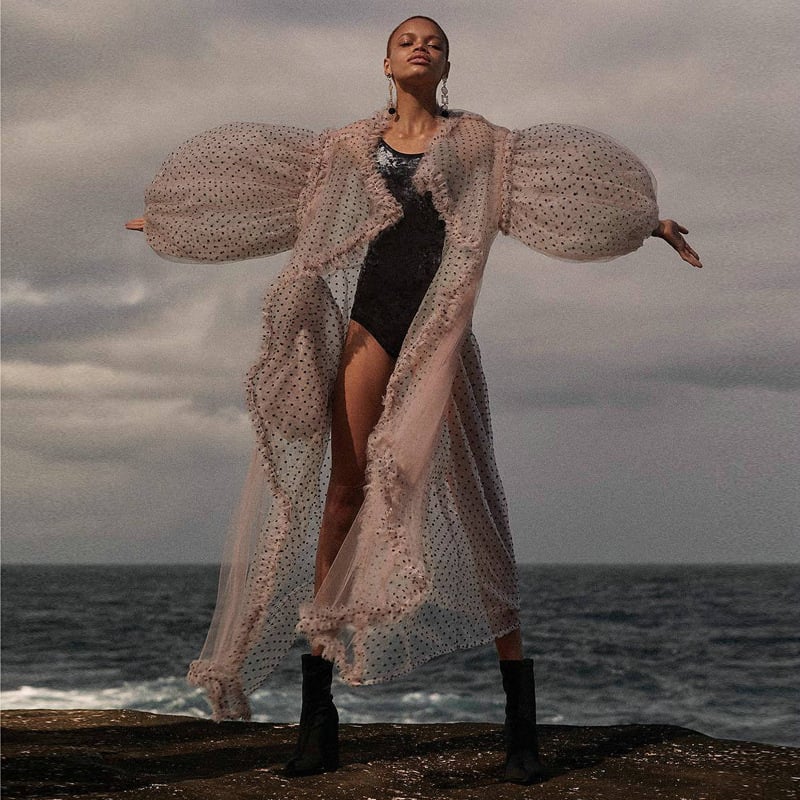 Плажна мрежеста рокля с дантела, кардиган стил, ръкави фенерче, яка на кукла (мрежеста тъкан; шарка: вълнообразни точки; стил: кардиган; ръкави: фенерче; яка: кукла)