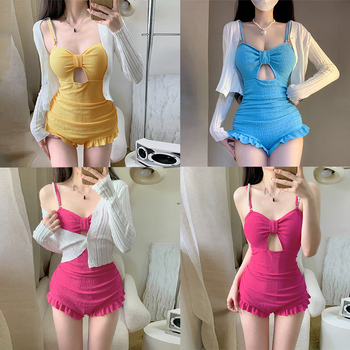 Női egyrészes fürdőruha hosszú ujjúval, mellkas párnával, tej selyem anyagból, külső 94% poliészter, bélés 96% poliészter