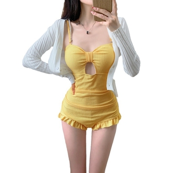 Női egyrészes fürdőruha hosszú ujjúval, mellkas párnával, tej selyem anyagból, külső 94% poliészter, bélés 96% poliészter