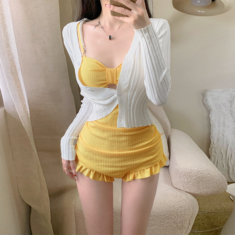 Női egyrészes fürdőruha hosszú ujjúval, mellkas párnával, tej selyem anyagból, külső 94% poliészter, bélés 96% poliészter