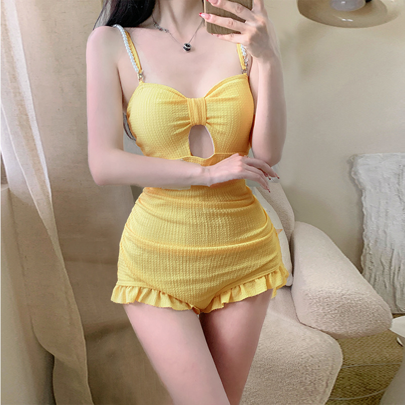 Női egyrészes fürdőruha hosszú ujjúval, mellkas párnával, tej selyem anyagból, külső 94% poliészter, bélés 96% poliészter