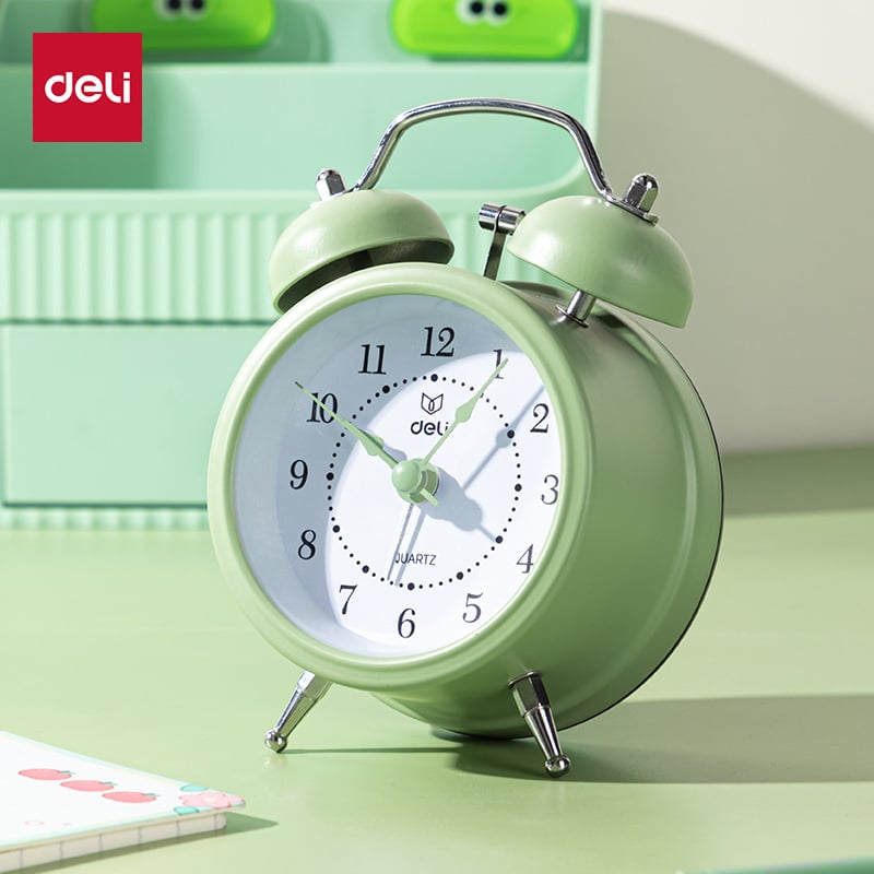 Будилник Deli 9024: светещи стрелки, тиха работа; аналогов дисплей с цифри, механично движение, батерийно захранване