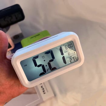 Настолен часовник с дигитален LCD дисплей, светеща подсветка, аларма и календар (ден от седмицата, лунна фаза, месец)