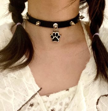 Чокър от кожа с мотив котешка лапа и метални нитове, в стил Y2K панк рок