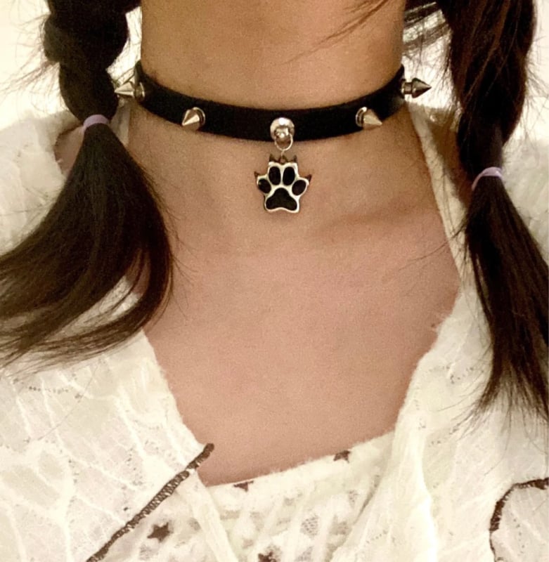 Чокър от кожа с мотив котешка лапа и метални нитове, в стил Y2K панк рок