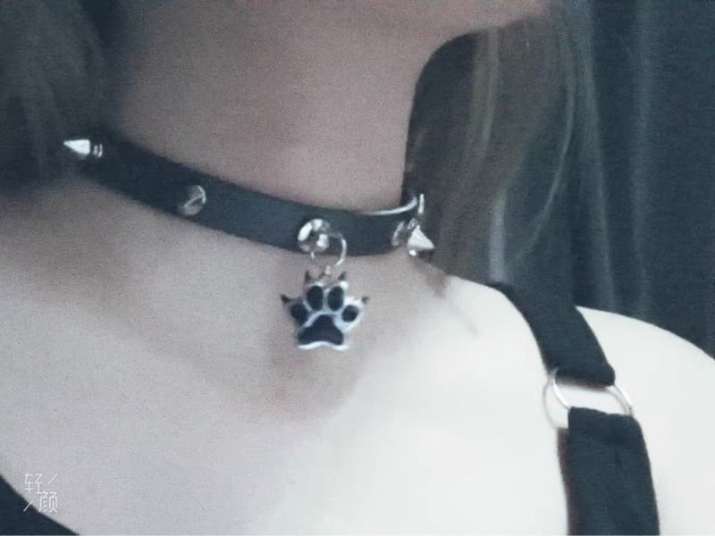 Чокър от кожа с мотив котешка лапа и метални нитове, в стил Y2K панк рок