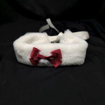 Колие за ключицата в стил Rococo със панделка и пухкав шал за врата