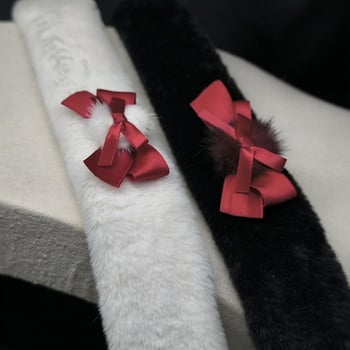 Колие за ключицата в стил Rococo със панделка и пухкав шал за врата