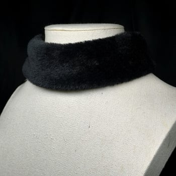 Колие за ключицата в стил Rococo със панделка и пухкав шал за врата