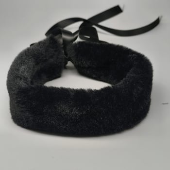 Колие за ключицата в стил Rococo със панделка и пухкав шал за врата