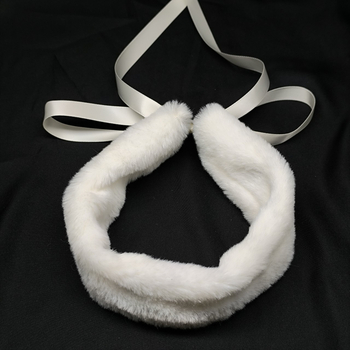 Колие за ключицата в стил Rococo със панделка и пухкав шал за врата