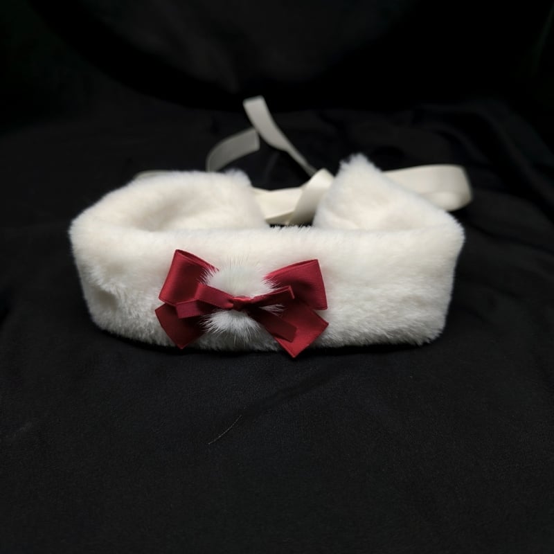 Колие за ключицата в стил Rococo със панделка и пухкав шал за врата