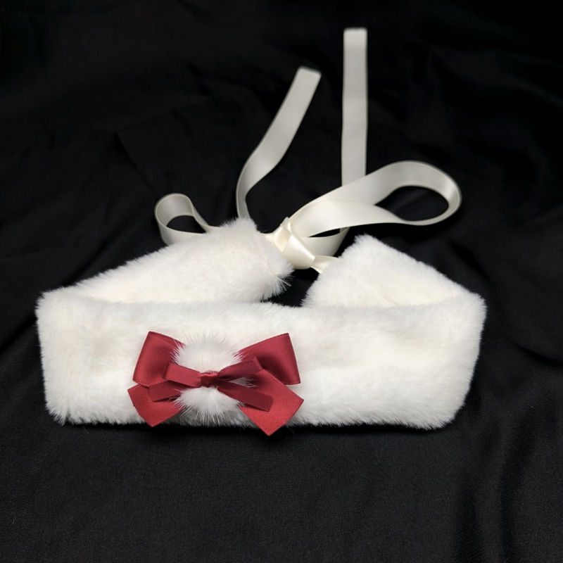 Колие за ключицата в стил Rococo със панделка и пухкав шал за врата