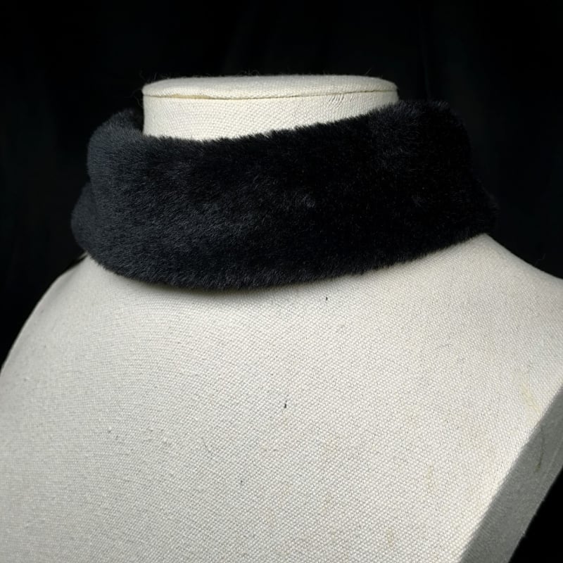 Колие за ключицата в стил Rococo със панделка и пухкав шал за врата