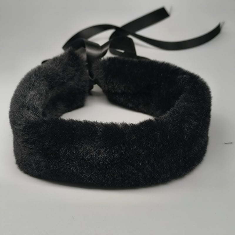 Колие за ключицата в стил Rococo със панделка и пухкав шал за врата