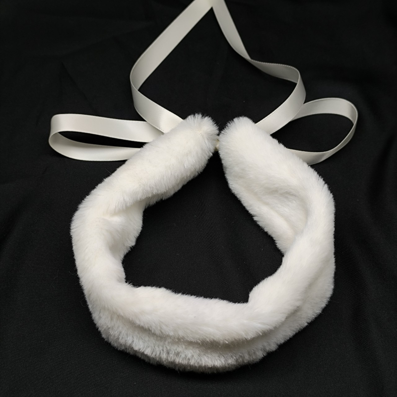 Колие за ключицата в стил Rococo със панделка и пухкав шал за врата