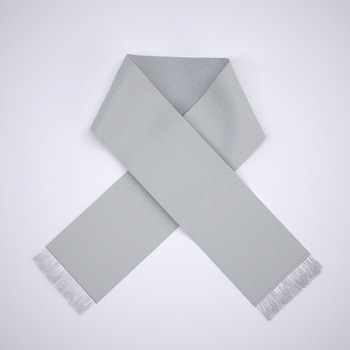 Șal de fan cu logo personalizat; materiale: țesătură bird's eye, acril, satin; personalizare: Da; imprimare logo: posibil; sporturi: fotbal, baschet, volei, tenis de masă și badminton; categorie: accesorii pentru fani