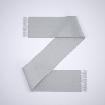 Șal de fan cu logo personalizat; materiale: țesătură bird's eye, acril, satin; personalizare: Da; imprimare logo: posibil; sporturi: fotbal, baschet, volei, tenis de masă și badminton; categorie: accesorii pentru fani