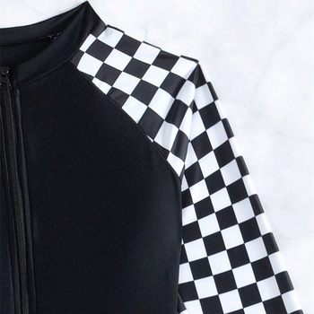 Női ujjatlan csíkos egyrészes fürdőruha, párnázott kosárkák, acélbetét nélküli, külső 82% poliészter / bélés 18%, tömeg 300 g