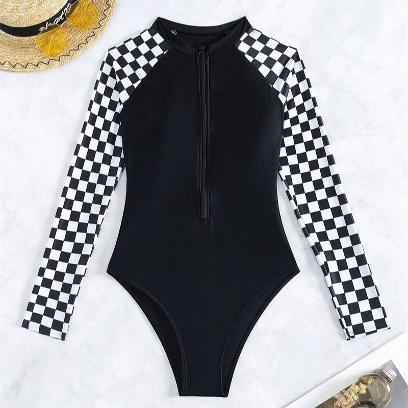 Női ujjatlan csíkos egyrészes fürdőruha, párnázott kosárkák, acélbetét nélküli, külső 82% poliészter / bélés 18%, tömeg 300 g