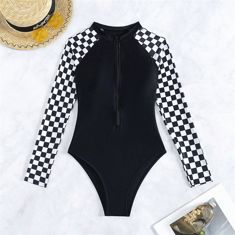 Női ujjatlan csíkos egyrészes fürdőruha, párnázott kosárkák, acélbetét nélküli, külső 82% poliészter / bélés 18%, tömeg 300 g