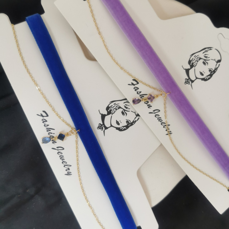 Ръчно изработена кадифена ретро огърлица- яка