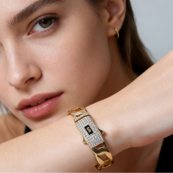 Unisex bakrena narukvica s cirkonima u ugrađivanju, širina 12 mm, nepravilnog oblika, pozlaćena 18K.