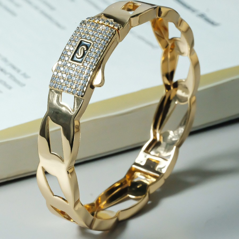 Unisex bakrena narukvica s cirkonima u ugrađivanju, širina 12 mm, nepravilnog oblika, pozlaćena 18K.