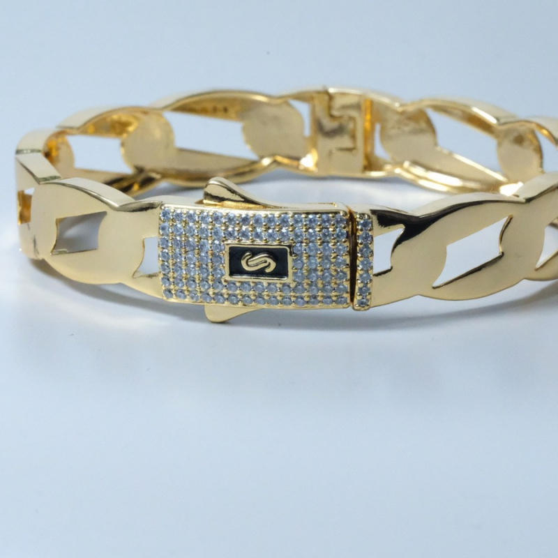 Unisex bakrena narukvica s cirkonima u ugrađivanju, širina 12 mm, nepravilnog oblika, pozlaćena 18K.