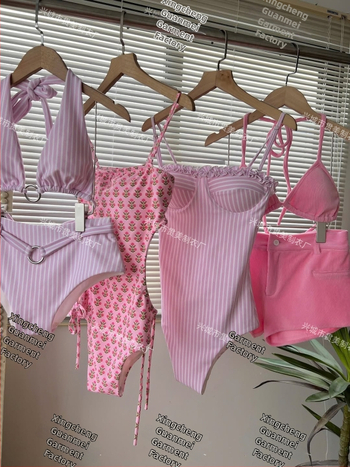 Jednodijelni kupaći kostim visokog struka, prugasti, u korejskom stilu