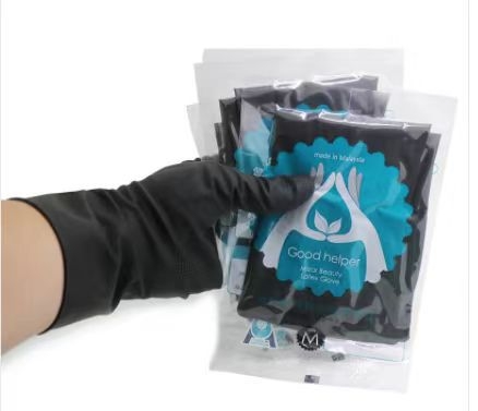 Hajfestés eszközeinek készlete szilikon kiemelő sapkával, hajfesték ecsettel, gumi kesztyűkkel, krokodil klipe és fodrász kötény – BARBERTOP; nettó tömeg 800 g; eredet Guangzhou; csomagolás 100 db