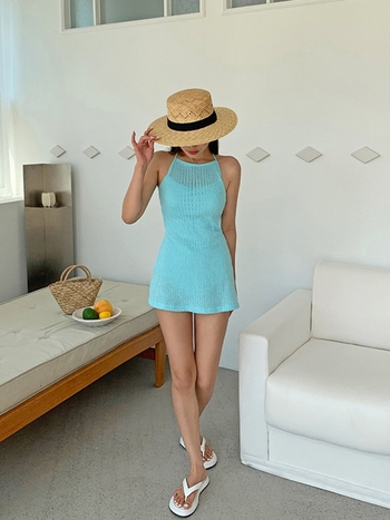 Egyrészes fürdőruha kötött textúrával, konzervat szoknya-panel, háromszög alakú felső, melltartó betét, magas rugalmasság