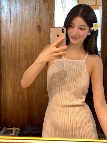 Egyrészes fürdőruha kötött textúrával, konzervat szoknya-panel, háromszög alakú felső, melltartó betét, magas rugalmasság