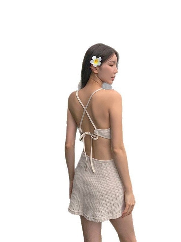 Egyrészes fürdőruha kötött textúrával, konzervat szoknya-panel, háromszög alakú felső, melltartó betét, magas rugalmasság