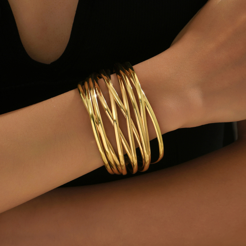 Ötvözött karkötő, többrétegű, nyitott, állítható U-formájú dizájn, elektroplakolt felülettel; esküvőre vagy születésnapra megfelelő ajándék