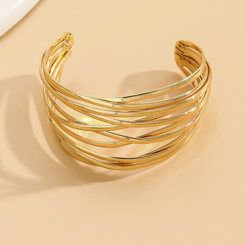 Ötvözött karkötő, többrétegű, nyitott, állítható U-formájú dizájn, elektroplakolt felülettel; esküvőre vagy születésnapra megfelelő ajándék