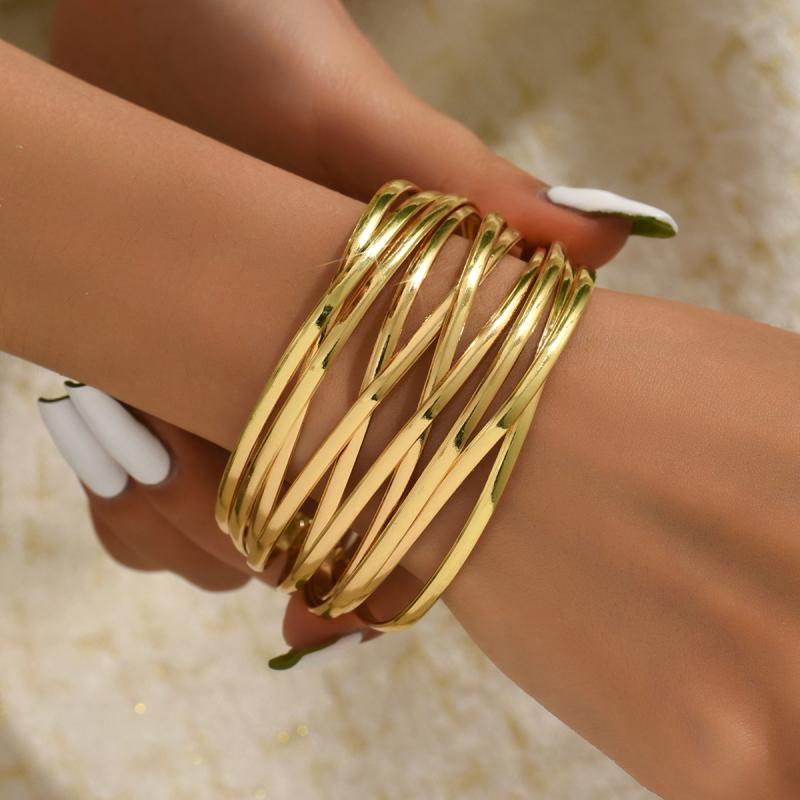 Ötvözött karkötő, többrétegű, nyitott, állítható U-formájú dizájn, elektroplakolt felülettel; esküvőre vagy születésnapra megfelelő ajándék