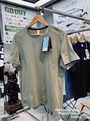 Pánske športové tričko z polyesteru – rýchloschnúce, priedušné, ultra ľahké, bezšvové laminované spracovanie, okrúhly výstrih, krátke rukávy