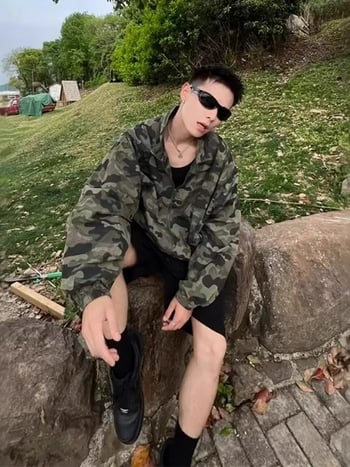 Ανδρικό καμουφλάζ μπουφάν με γρήγορο στέγνωμα και UV προστασία, ύφασμα από μίγμα λίνων, γιακάς με ύψος, τσέπες με φερμουάρ